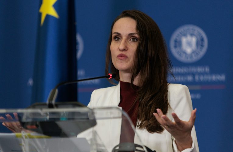 O nouă generație de diplomați a depus jurământul la MAE. Oana Țoiu: Cel mai competitiv și complex proces de selecție