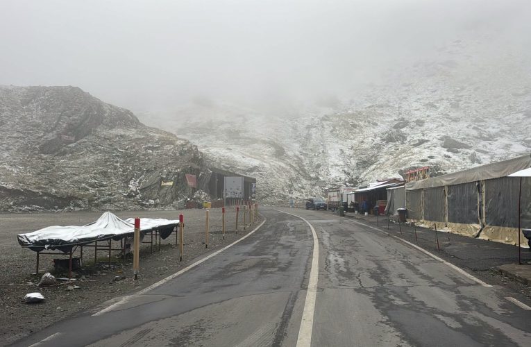 Prima ninsoare din acest sezon pe Transfăgărășan. DRDP Brașov: Traficul nu este afectat
