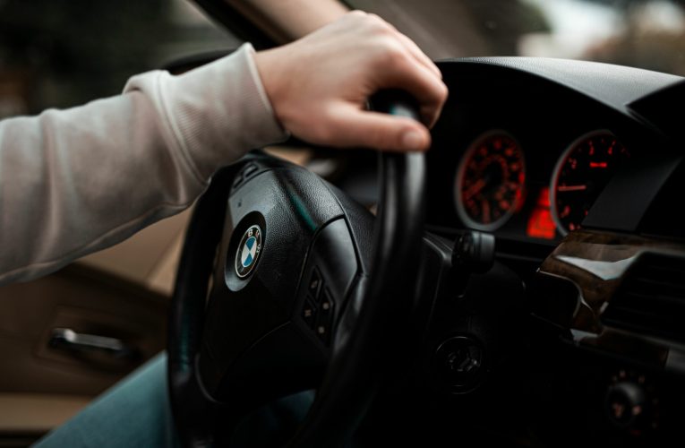 Șoferii începători nu ar mai putea conduce mașini puternice în primii doi ani de permis. Proiectul, pe masa Camerei Deputaților