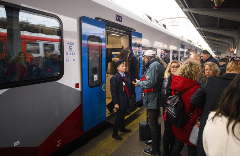 Un bărbat a fost lovit de tren în județul Prahova. Acesta s-a ales cu răni și a fost transportat la spital