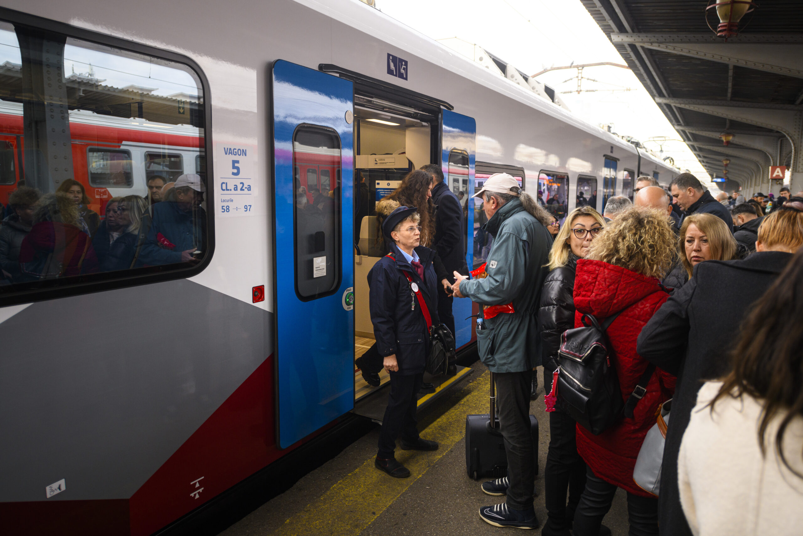 Un bărbat a fost lovit de tren în județul Prahova. Acesta s-a ales cu răni și a fost transportat la spital