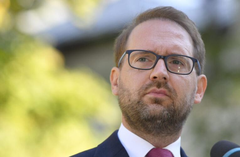 âÃn favoarea cui o sÄ dezuserizeze Grindeanu?â. Dominic Fritz: PSD vrea sÄ scape de cei care au Ã®nceput sÄ schimbe regulile jocului