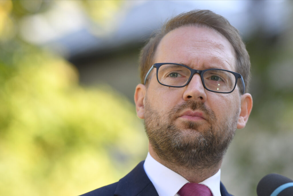 âÃn favoarea cui o sÄ dezuserizeze Grindeanu?â. Dominic Fritz: PSD vrea sÄ scape de cei care au început sÄ schimbe regulile jocului