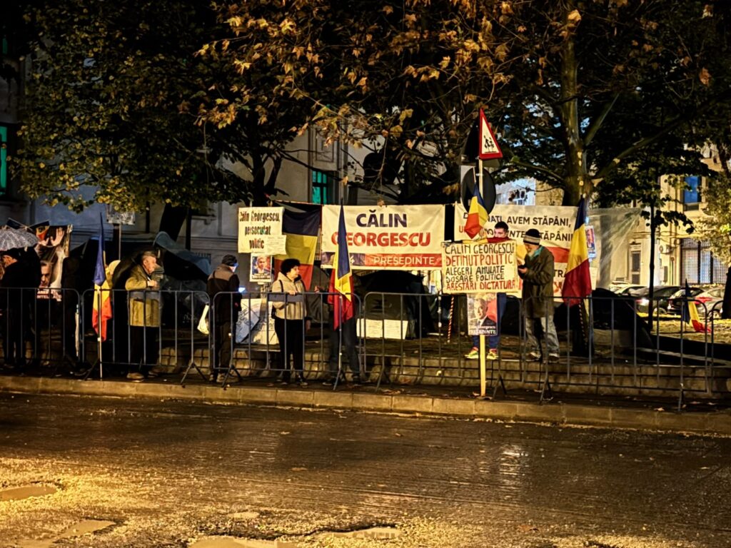 âDosar fabricat, CÄlin nevinovatâ: 30 de manifestanÈi scandeazÄ la Arestul Central