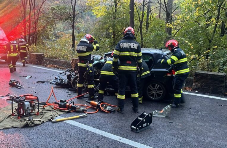 Accident pe DN 7, Ã®n Brezoi. Un tÃ¢nÄr de 18 ani a fost rÄnit dupÄ ce maÈina sa s-a ciocnit cu un autocamion