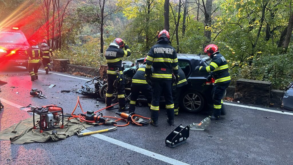 Accident pe DN 7, în Brezoi. Un tânÄr de 18 ani a fost rÄnit dupÄ ce maÈina sa s-a ciocnit cu un autocamion