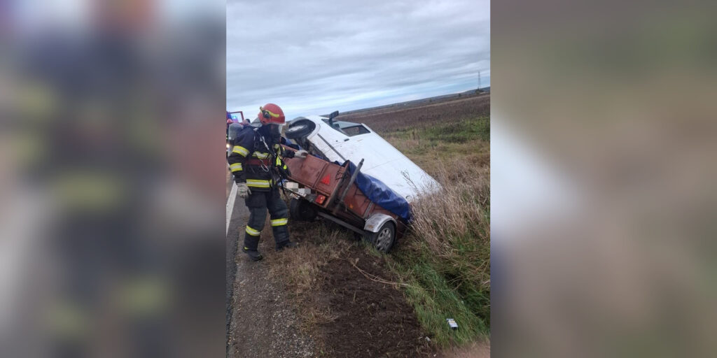 Accident pe DN 72. O autoutilitarÄ Ã®ncÄrcatÄ cu substanÈe chimice s-a rÄsturnat. Trafic restricÈionat