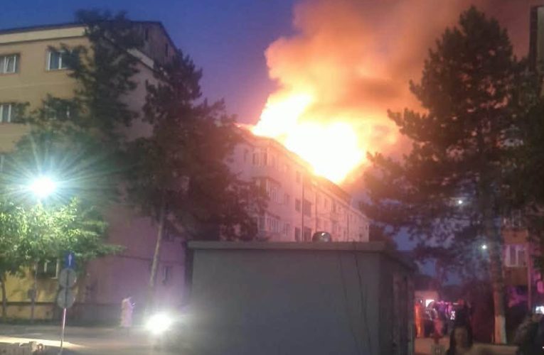 Acoperișul unui bloc, în flăcări la Suceava. Pompierii intervin cu cinci autospeciale de stingere