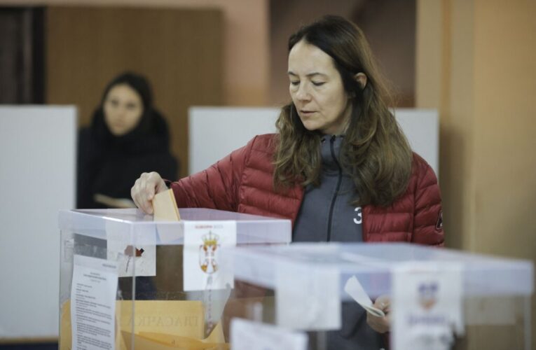 Alegeri parlamentare Ã®n Serbia. Cozi imense pentru exprimarea votului. Vucic a aÈteptat o orÄ Èi jumÄtate pentru a vota