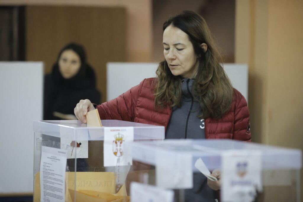 Alegeri parlamentare Ã®n Serbia. Cozi imense pentru exprimarea votului. Vucic a aÈteptat o orÄ Èi jumÄtate pentru a vota