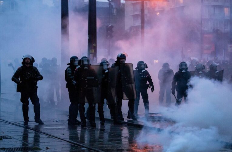 Aproape 1.000 de arestÄri Ã®n FranÈa, dupÄ confruntÄrile dintre protestatari Èi poliÈie. 70.000 de membri ai forÈelor de ordine, mobilizaÈi
