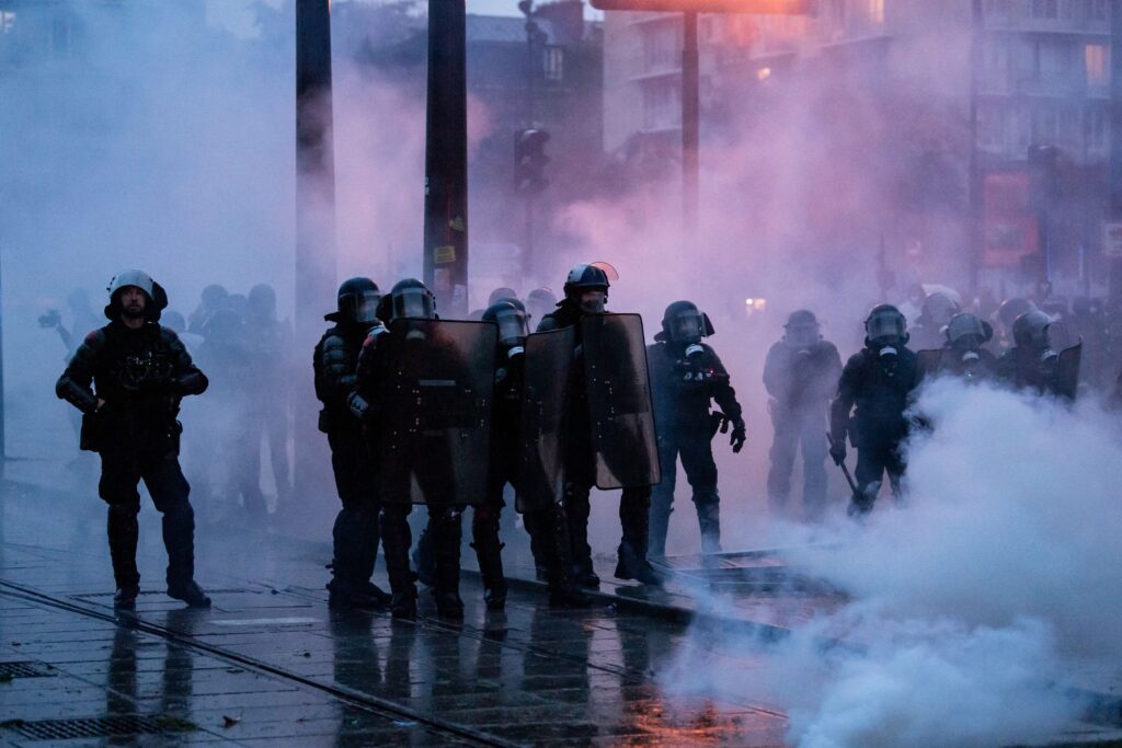 Aproape 1.000 de arestÄri în FranÈa, dupÄ confruntÄrile dintre protestatari Èi poliÈie. 70.000 de membri ai forÈelor de ordine, mobilizaÈi