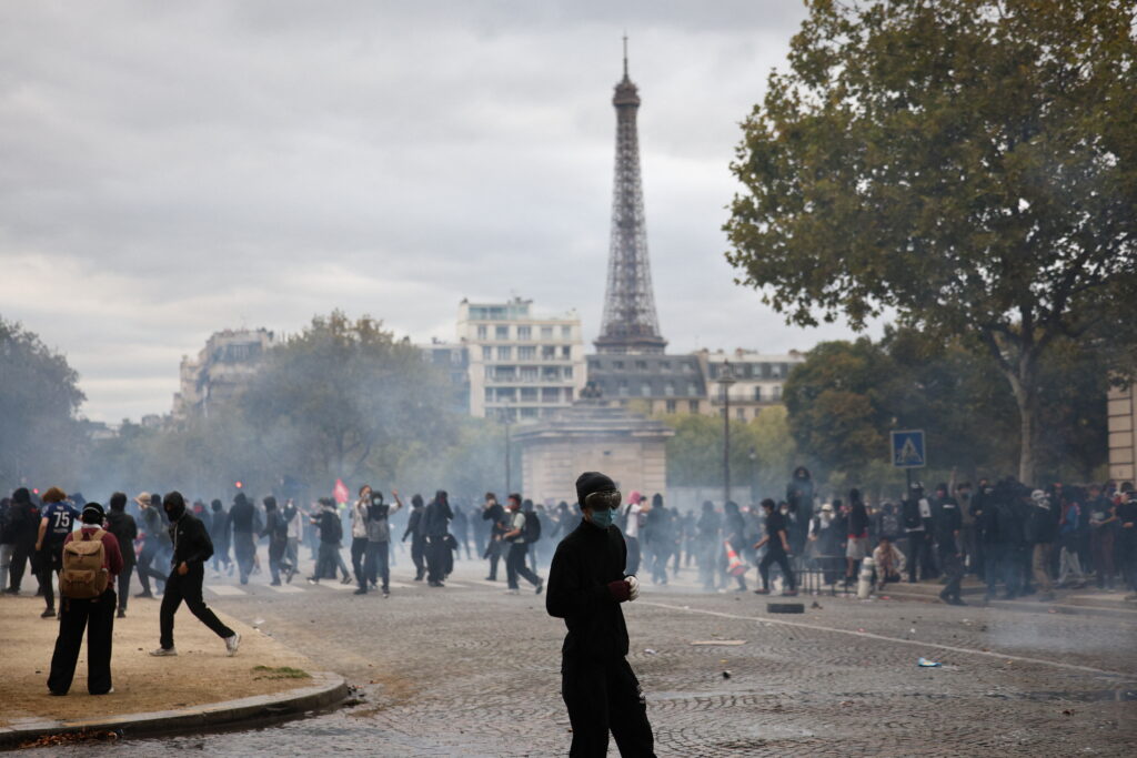 Aproape 1.000 de persoane au fost arestate în FranÈa, în timpul manifestaÈiilor. BilanÈul ar putea creÈte