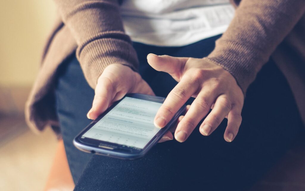Atacatorii folosesc reclame false pentru furtul datelor. Facturi Èi documente false trimise pe WhatsApp