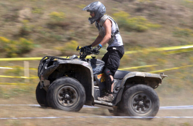 ATV fÄrÄ plÄcuÈe de Ã®nmatriculare, urmÄrit pe strÄzile din BorÈa. Vehiculul era condus de un tÃ¢nÄr fÄrÄ permis