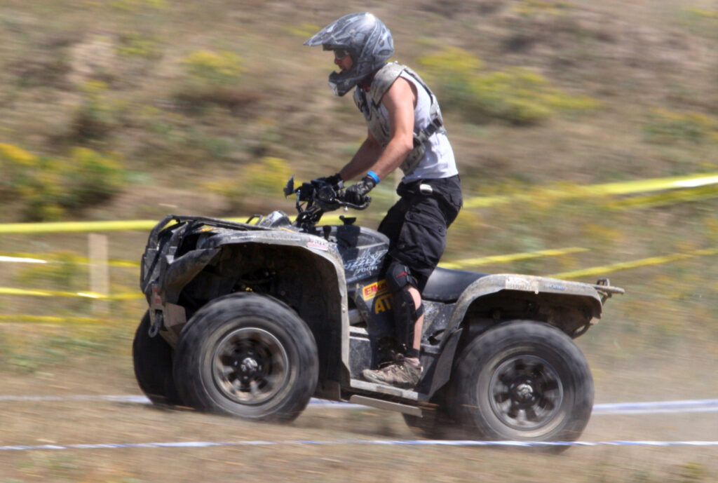 ATV fÄrÄ plÄcuÈe de Ã®nmatriculare, urmÄrit pe strÄzile din BorÈa. Vehiculul era condus de un tÃ¢nÄr fÄrÄ permis