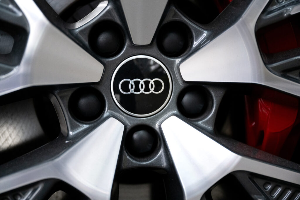 Audi construieÈte o fabricÄ de 4 miliarde de dolari în SUA, în timp ce Volkswagen pregÄteÈte concedieri masive în Germania. Cum explicÄ Audi decizia