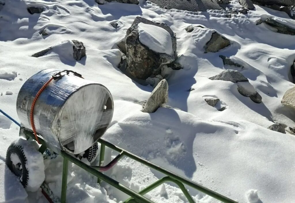 Aventura incredibilÄ a unui butoi de bere. A cÄzut dintr-un elicopter Èi a fost gÄsit dupÄ 50 de ani în vârful unui munte