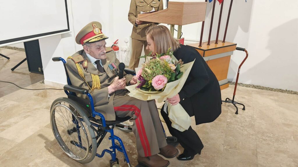 Cel mai vârstnic român a împlinit 111 ani. Ce distincÈie a primit