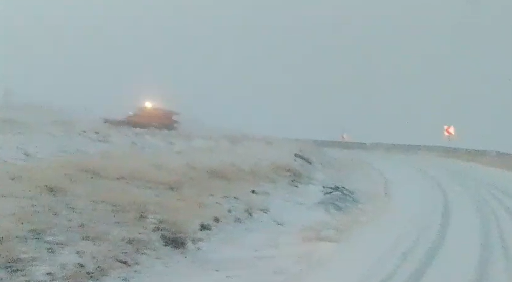 CirculaÈia pe Transalpina, Ã®nchisÄ parÈial din cauza ninsorii. Drumarii intervin