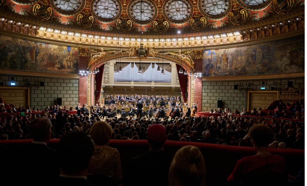Concertul Regal Caritabil: 270.000 de euro strÃ¢nÈi pentru tinerii artiÈti din RomÃ¢nia
