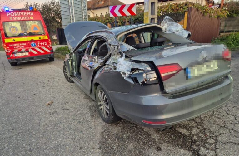 Container cÄzut de pe o platformÄ peste un autoturism, la ieÈirea de pe A1 spre VÃ¢lcea. Trei persoane, transportate la spital