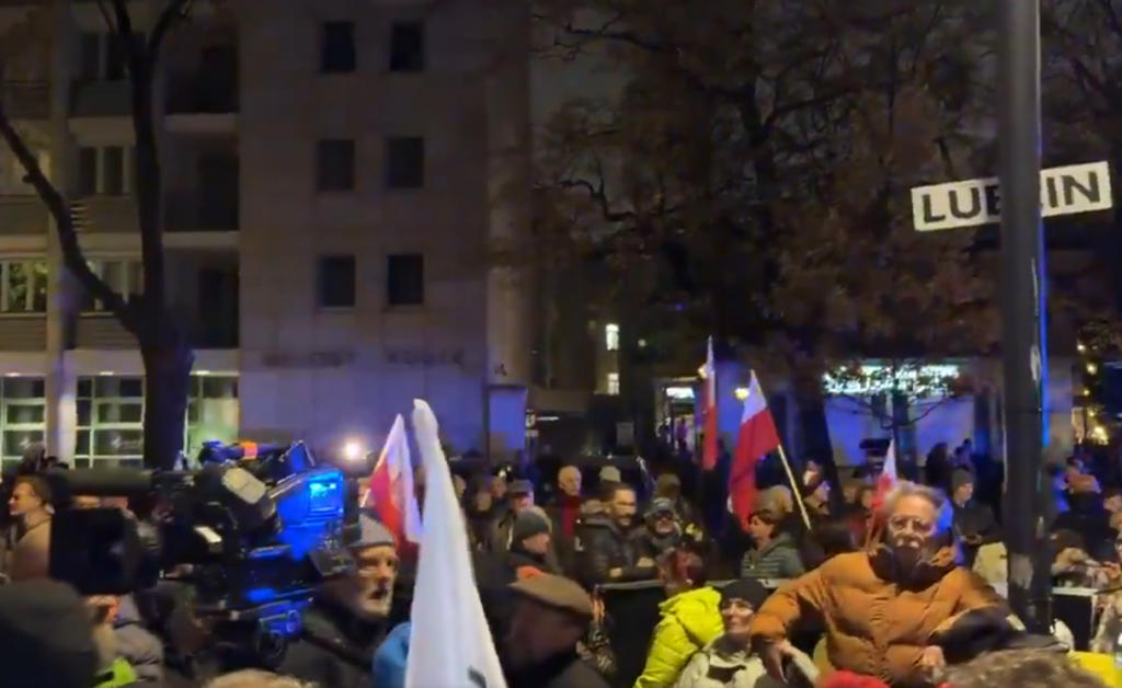 CrizÄ politicÄ majorÄ Ã®n Polonia. Protestatarii au forÈat intrarea Ã®n Tribunalul ConstituÈional, iar preÈedintele Èi-a Ã®ntors avionul din drum. AcuzaÈii de loviturÄ de stat