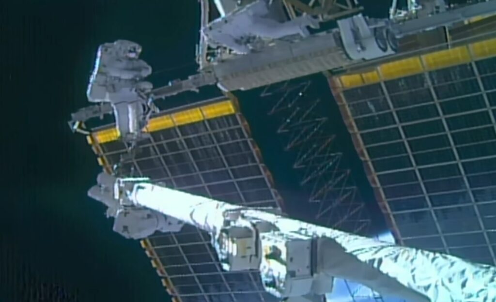 Doi astronauÈi au petrecut peste Èapte ore în afara StaÈiei SpaÈiale InternaÈionale. Ce au instalat la 420 de kilometri de PÄmânt