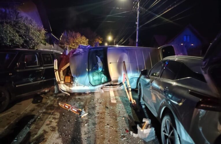 Doi Èoferi au fost prinÈi bÄuÈi la volan vineri searÄ, dupÄ ce unul dintre ei a lovit patru maÈini Èi s-a rÄsturnat