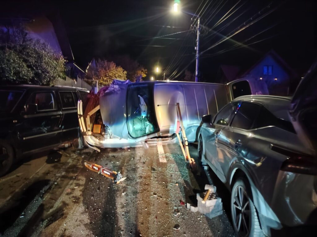 Doi Èoferi au fost prinÈi bÄuÈi la volan vineri searÄ, dupÄ ce unul dintre ei a lovit patru maÈini Èi s-a rÄsturnat