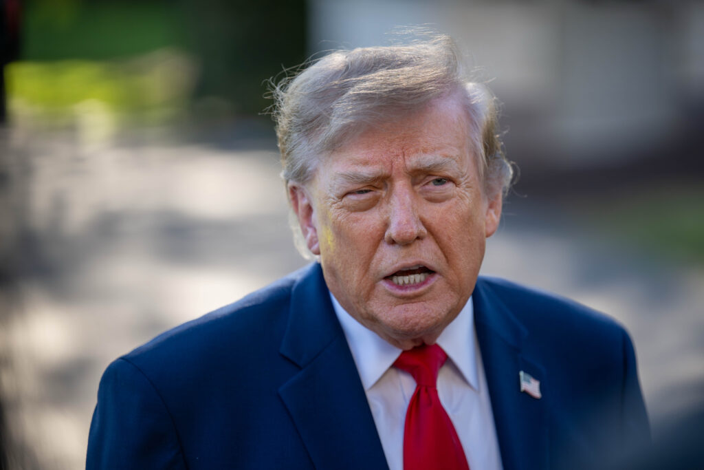 Donald Trump vrea sÄ interzicÄ termenul âinteligenÈÄ artificialÄâ Ã®n documentele oficiale din SUA