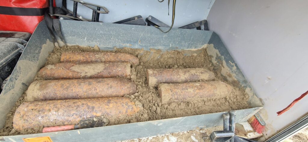 Èase proiectile explozive de 150 mm, descoperite pe traseul AutostrÄzii A8, în judeÈul IaÈi