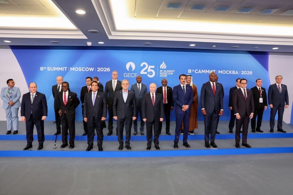 EclipsÄ totalÄ de Putin / PreÈedintele de 2,03 metri al Mozambicului l-a fÄcut invizibil pe preÈedintele rus / Ironii Ã®n lanÈ pe internet