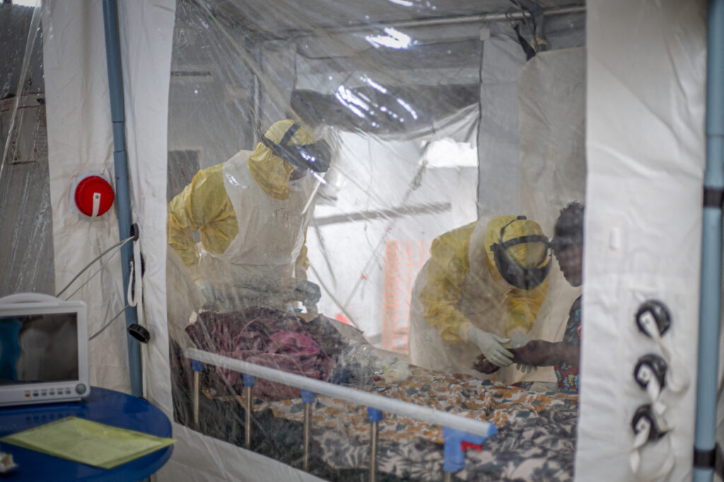 Epidemia de Ebola se extinde Ã®n Africa de Vest, dupÄ peste 4.600 de decese. Nigeria confirmÄ primul caz din ultimii 12 ani Èi monitorizeazÄ 44 de persoane