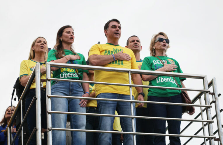 Flavio Bolsonaro refuzÄ sÄ accepte Ã®nfrÃ¢ngerea Ã®n faÈa lui Lula da Silva Èi cere anularea alegerilor din Brazilia