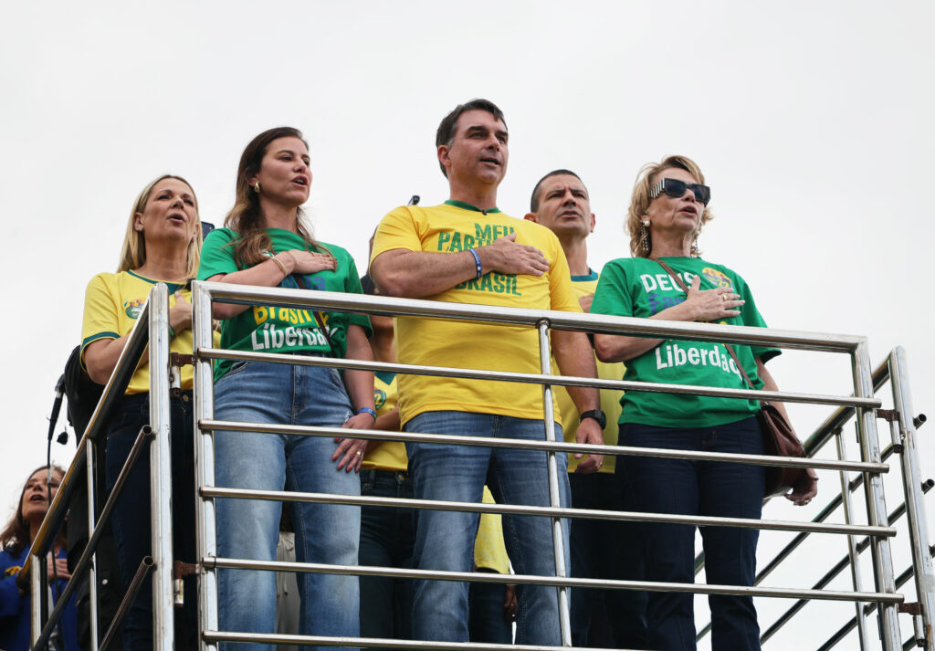 Flavio Bolsonaro refuzÄ sÄ accepte Ã®nfrÃ¢ngerea Ã®n faÈa lui Lula da Silva Èi cere anularea alegerilor din Brazilia