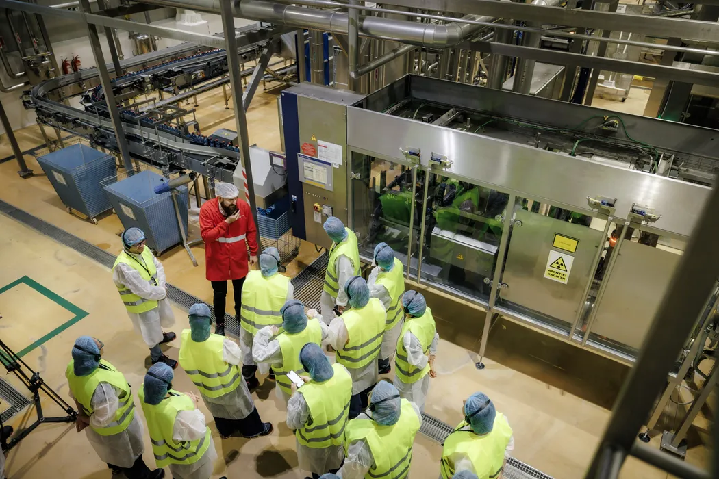 FOTO-REPORTAJ | CâtÄ tehnologie este în spatele unei sticle de apÄ mineralÄ. Am intrat în fabrica Dorna din Poiana Negrii / Cum este monitorizatÄ apa de la sursÄ pânÄ la produsul finit