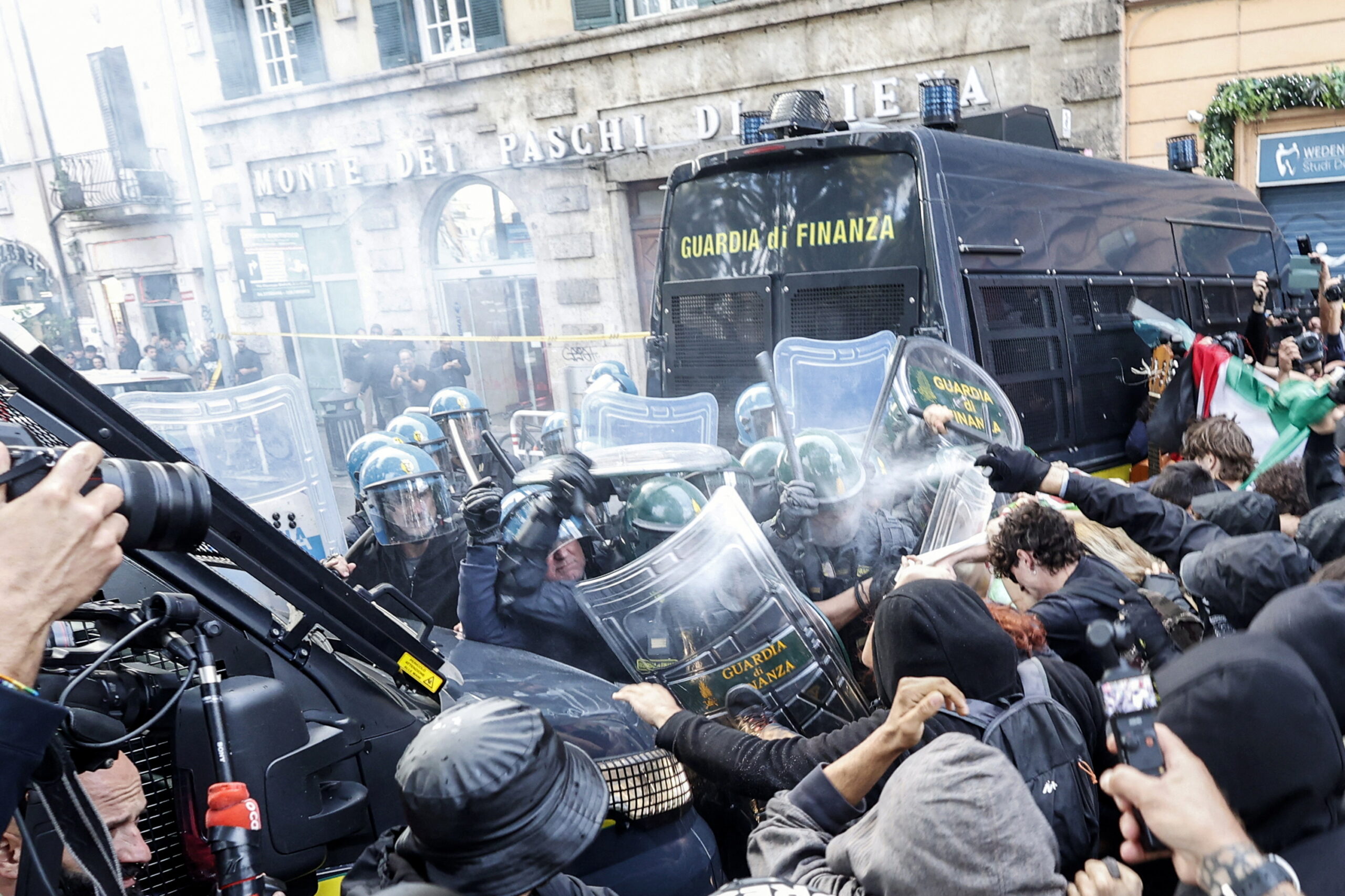 FranÈa ar putea recupera despÄgubirile pentru violenÈele de la proteste inclusiv din alocaÈii. Pagube de peste un miliard de euro