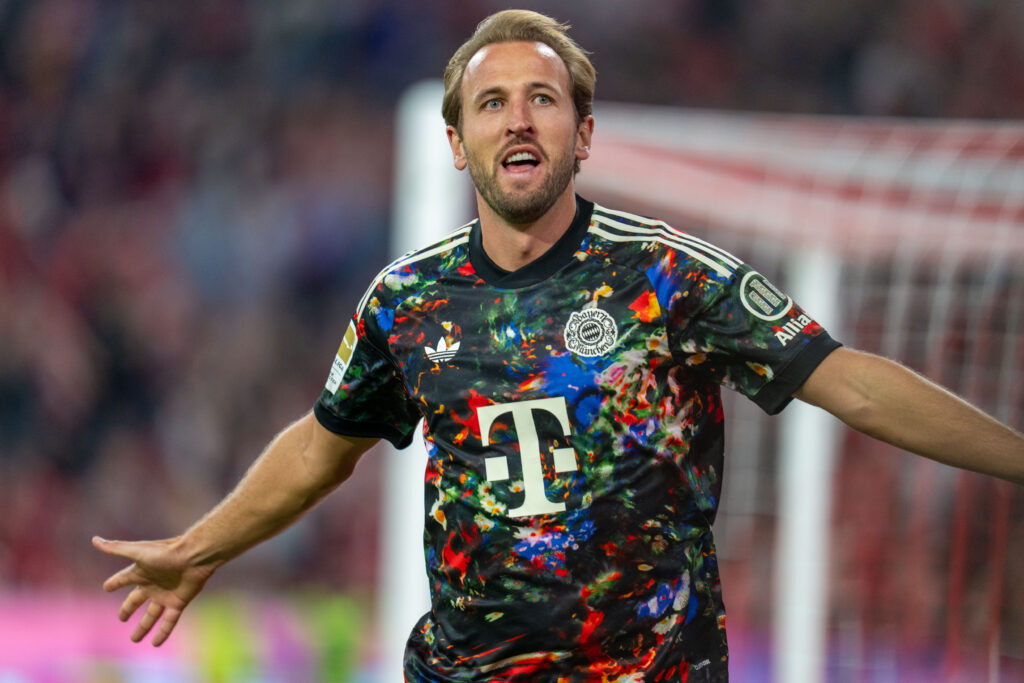 Harry Kane cÃ¢ÈtigÄ Balonul de Aur 2026, dupÄ un sezon cu 73 de goluri. Anglia are primul cÃ¢ÈtigÄtor dupÄ 25 de ani
