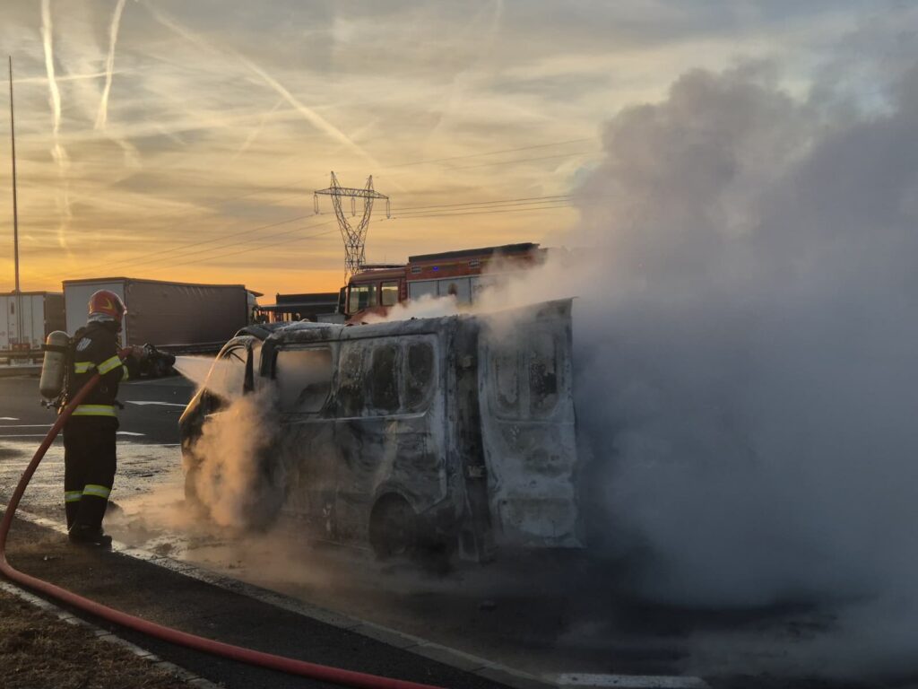 Incendiu lÃ¢ngÄ o benzinÄrie de pe A1. O dubÄ a luat foc