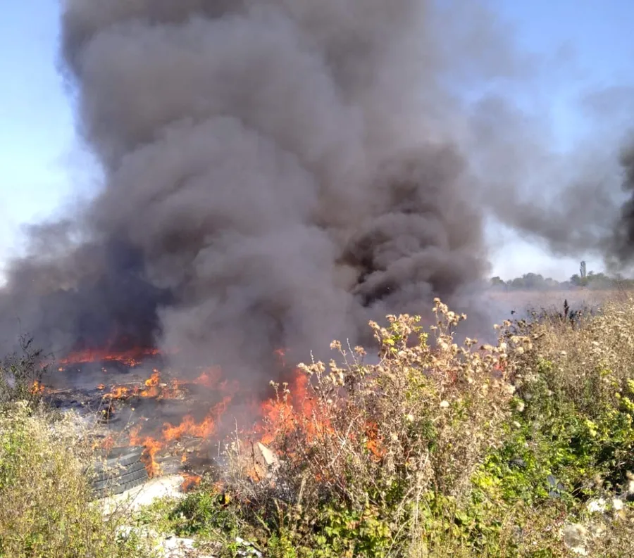Incendiu pe un câmp din județul Dâmbovița. Ard 1.000 de metri pătrați. S-a emis un mesaj RO-Alert