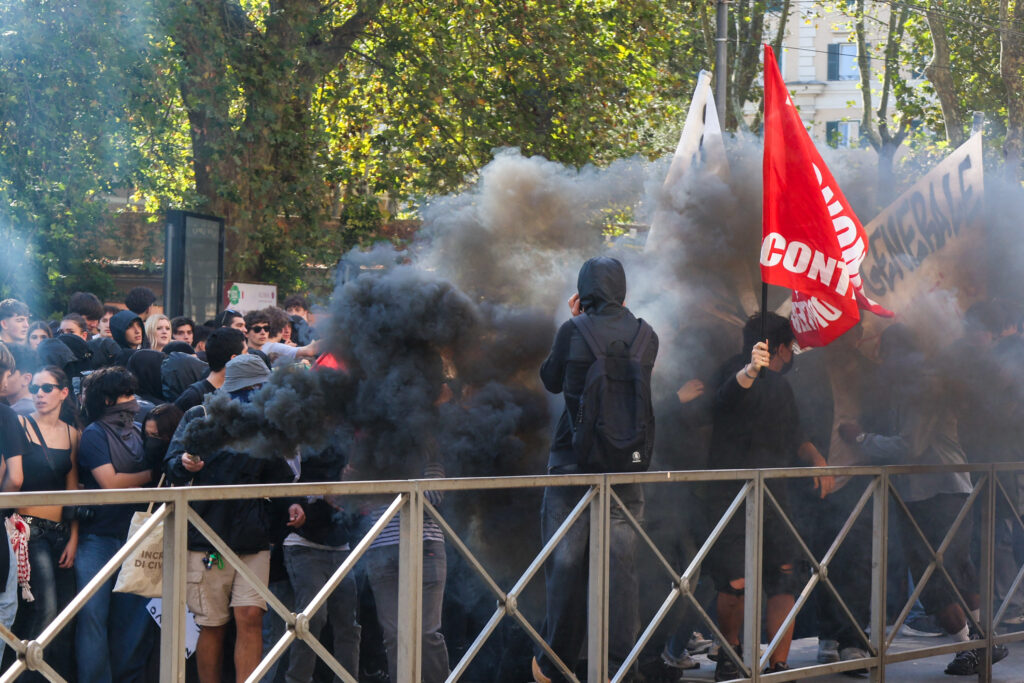 Italia se pregÄteÈte pentru o nouÄ rundÄ de proteste sâmbÄtÄ. Mii de poliÈiÈti, pe strÄzi