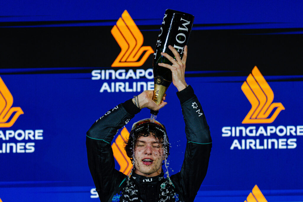 Kimi Antonelli câÈtigÄ Marele Premiu al SUA dupÄ o strategie excelentÄ a Mercedes. Leclerc Èi Verstappen completeazÄ podiumul
