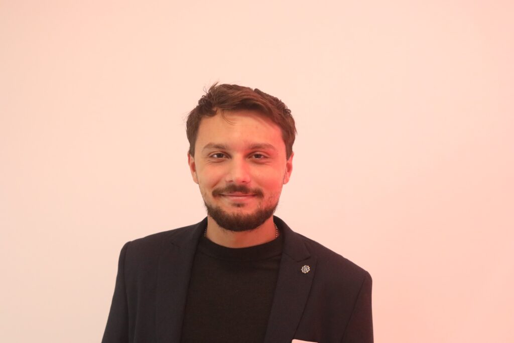 Mihnea RiteÈ, campion naÈional la ParaÈutism: O moÈtenire de familie. Mi-a fost greu Ã®n primele 40 de salturi