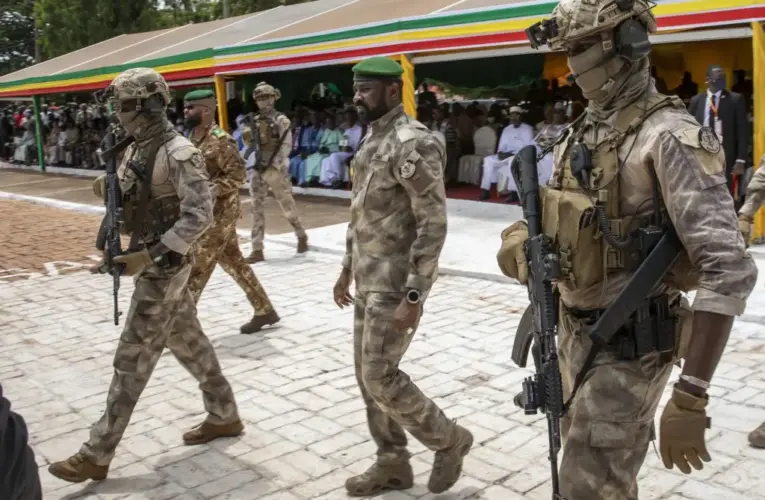 Militari ruÈi Èi malieni, acuzaÈi cÄ tortureazÄ civili Ã®n Mali. DeÈinuÈii, electrocutaÈi Èi Ã®necaÈi
