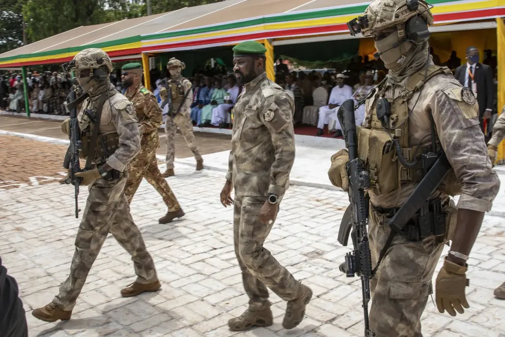 Militari ruÈi Èi malieni, acuzaÈi cÄ tortureazÄ civili în Mali. DeÈinuÈii, electrocutaÈi Èi înecaÈi