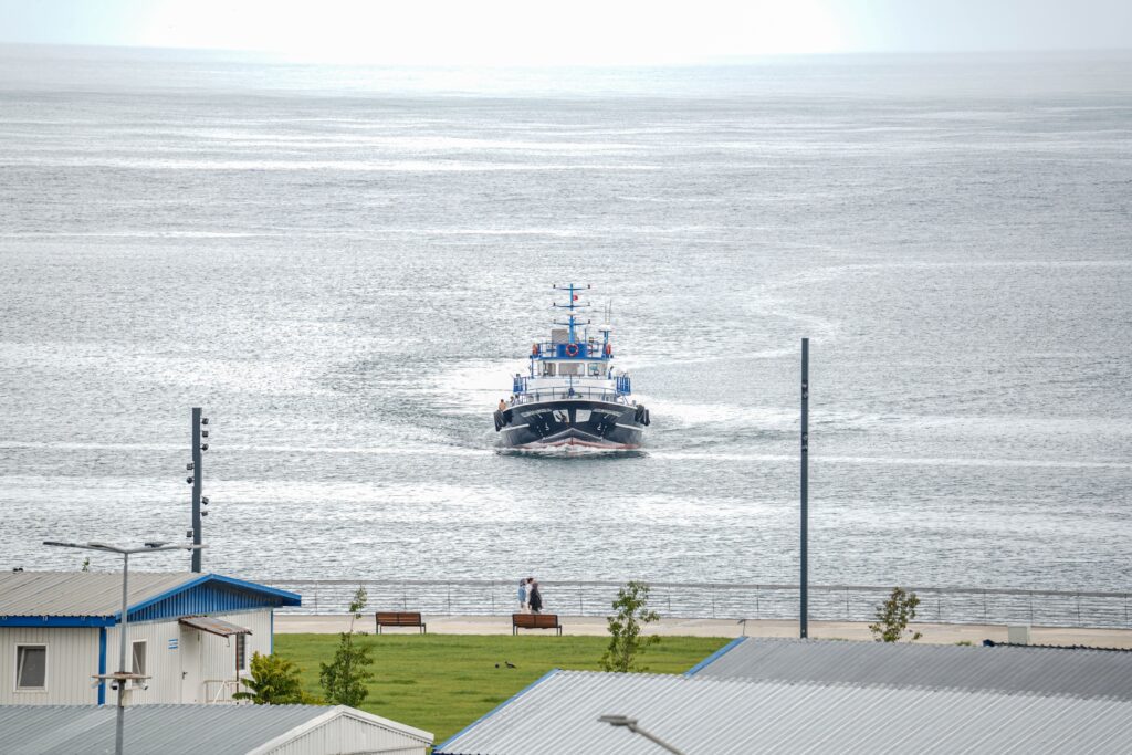 NavÄ lovitÄ de drone în Marea NeagrÄ, la 13 mile de ConstanÈa. Salvatorii, trimiÈi dupÄ marinari