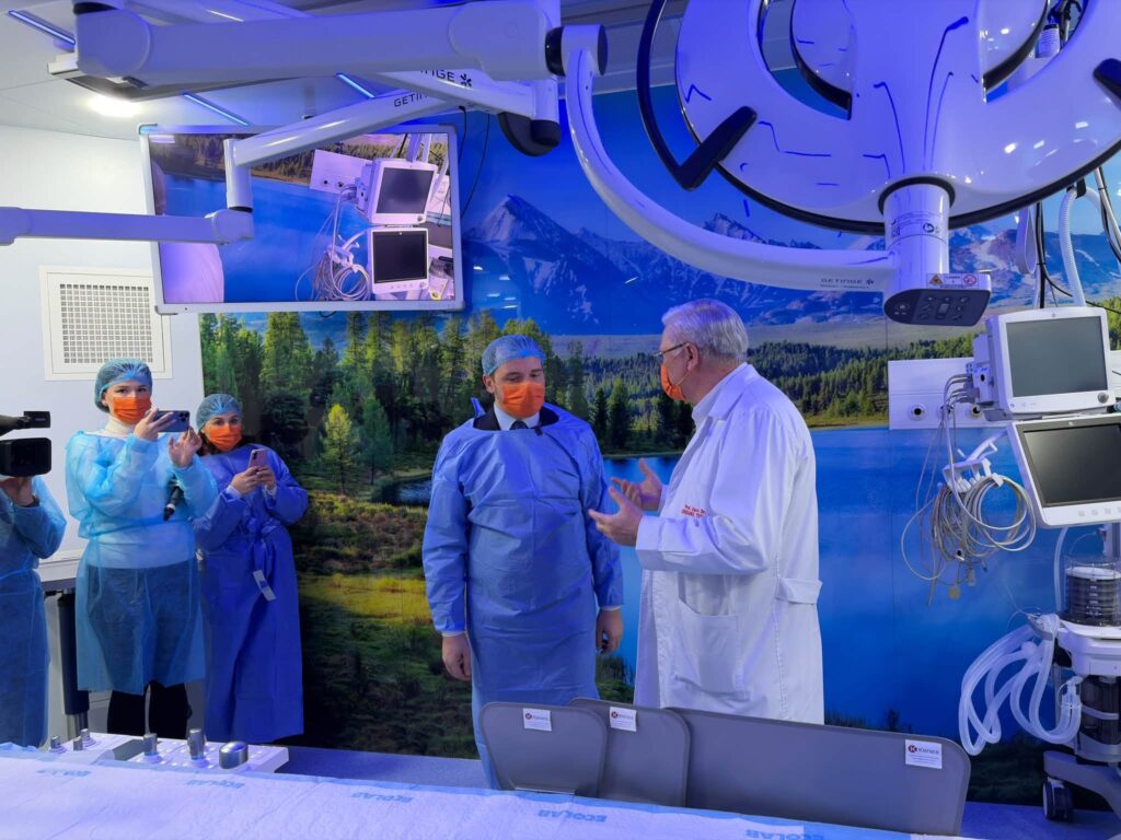 Noul ministru al SÄnÄtÄÈii, în vizitÄ la un spital din IaÈi: âConstruim viitorul medicinei cardiovasculareâ