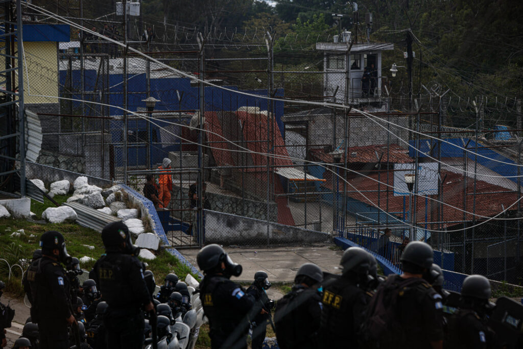 Opt deÈinuÈi au fost uciÈi în timpul revoltelor din închisori, în Ecuador