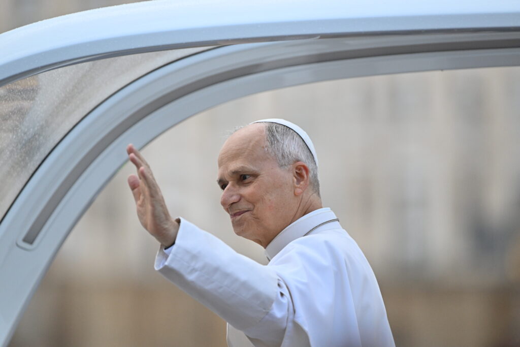 Papa Leon al XIV-lea, avertisment privind inteligenÈa artificialÄ: âDeciziile care afecteazÄ viaÈa umanÄ nu trebuie niciodatÄ delegate maÈinilorâ